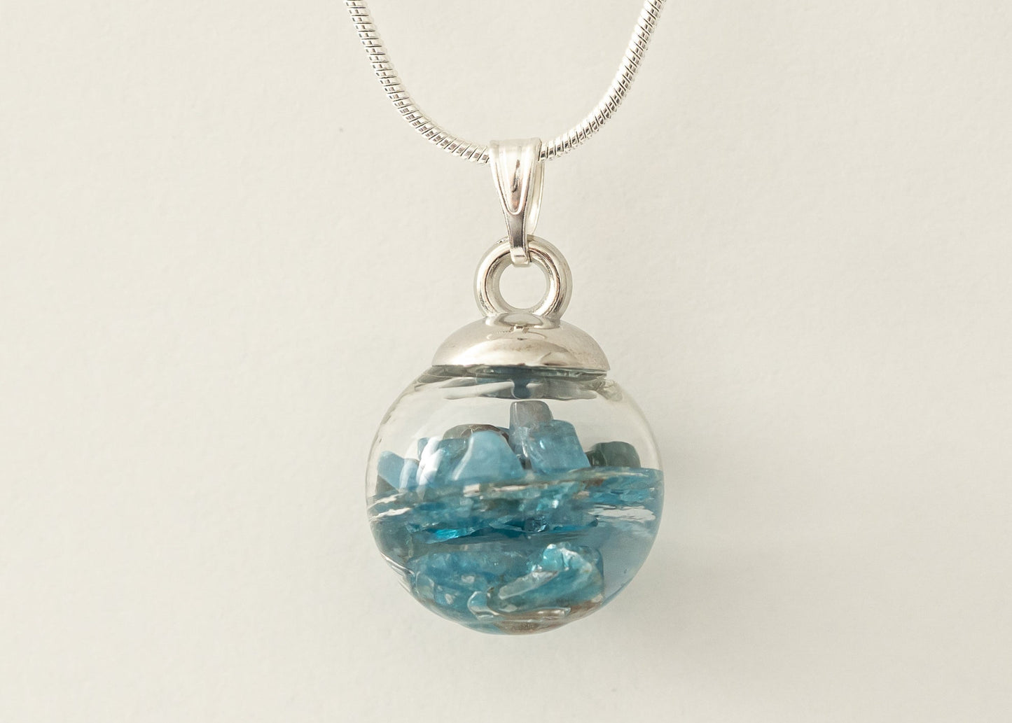 Kette versilbert mit Perle blauer Apatit, handmade