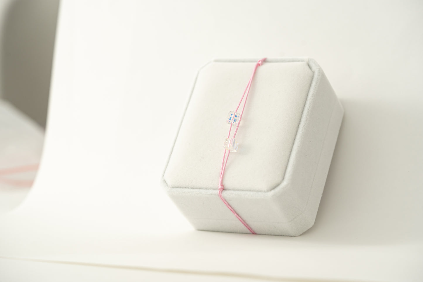 Makramee-Armband mit kleinem, quadratischen Glaskristall