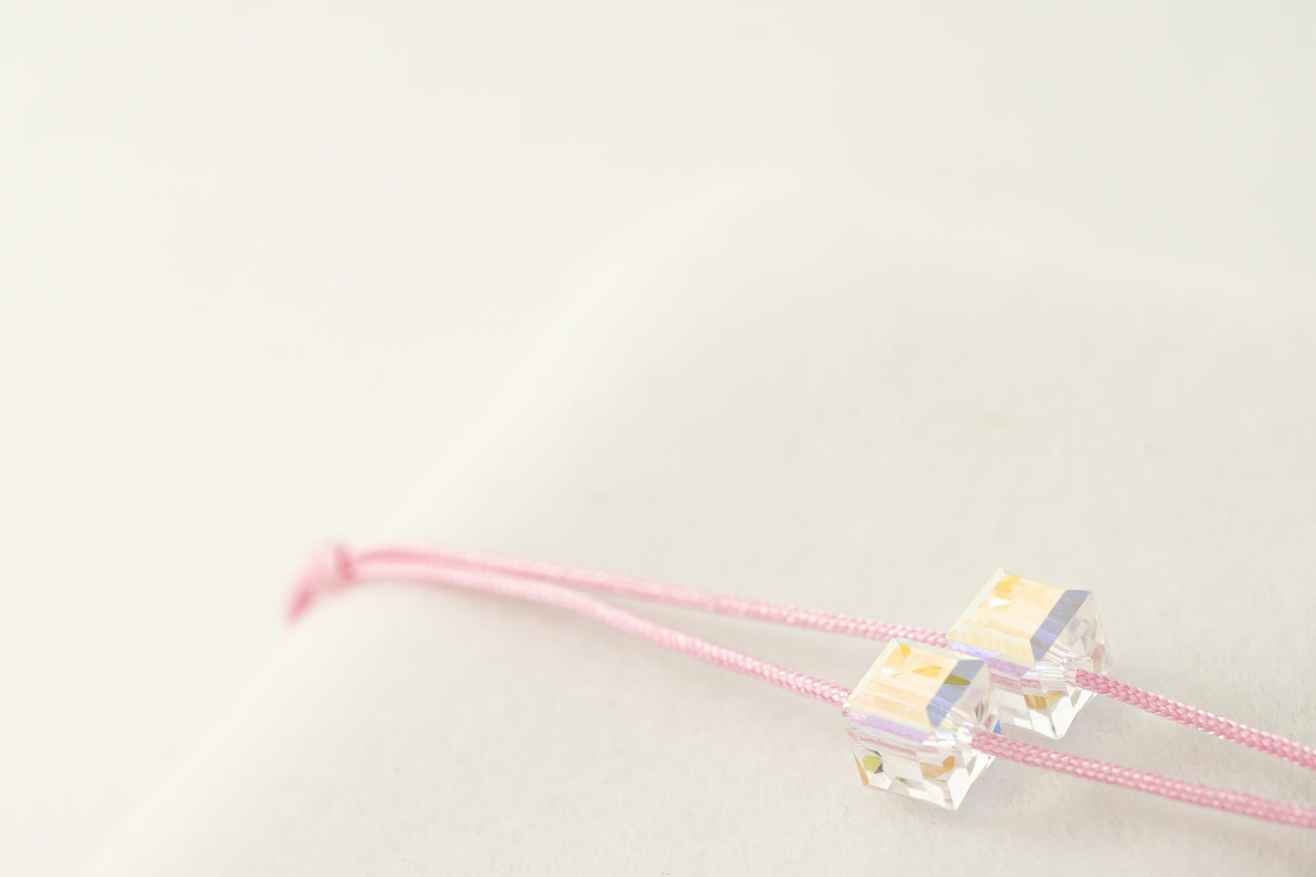Makramee-Armband mit kleinem, quadratischen Glaskristall