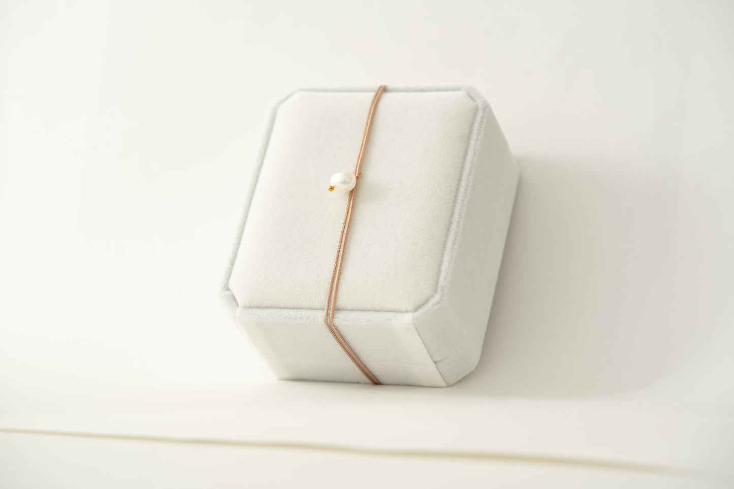 Makramee-Armband mit Süsswasserperle