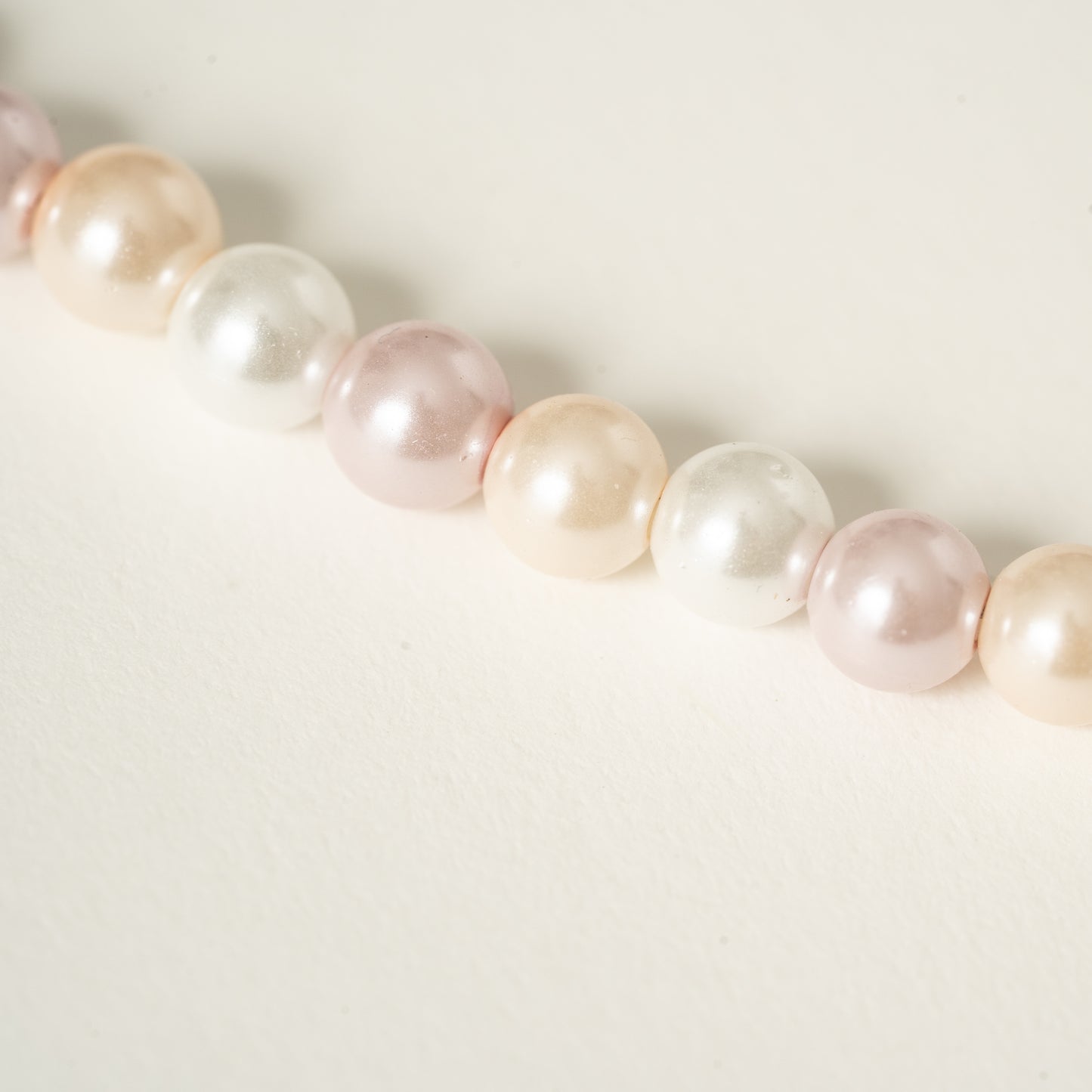 Klassische Perlenkette dreifarbig: weiss, rosé, champganer, handmade