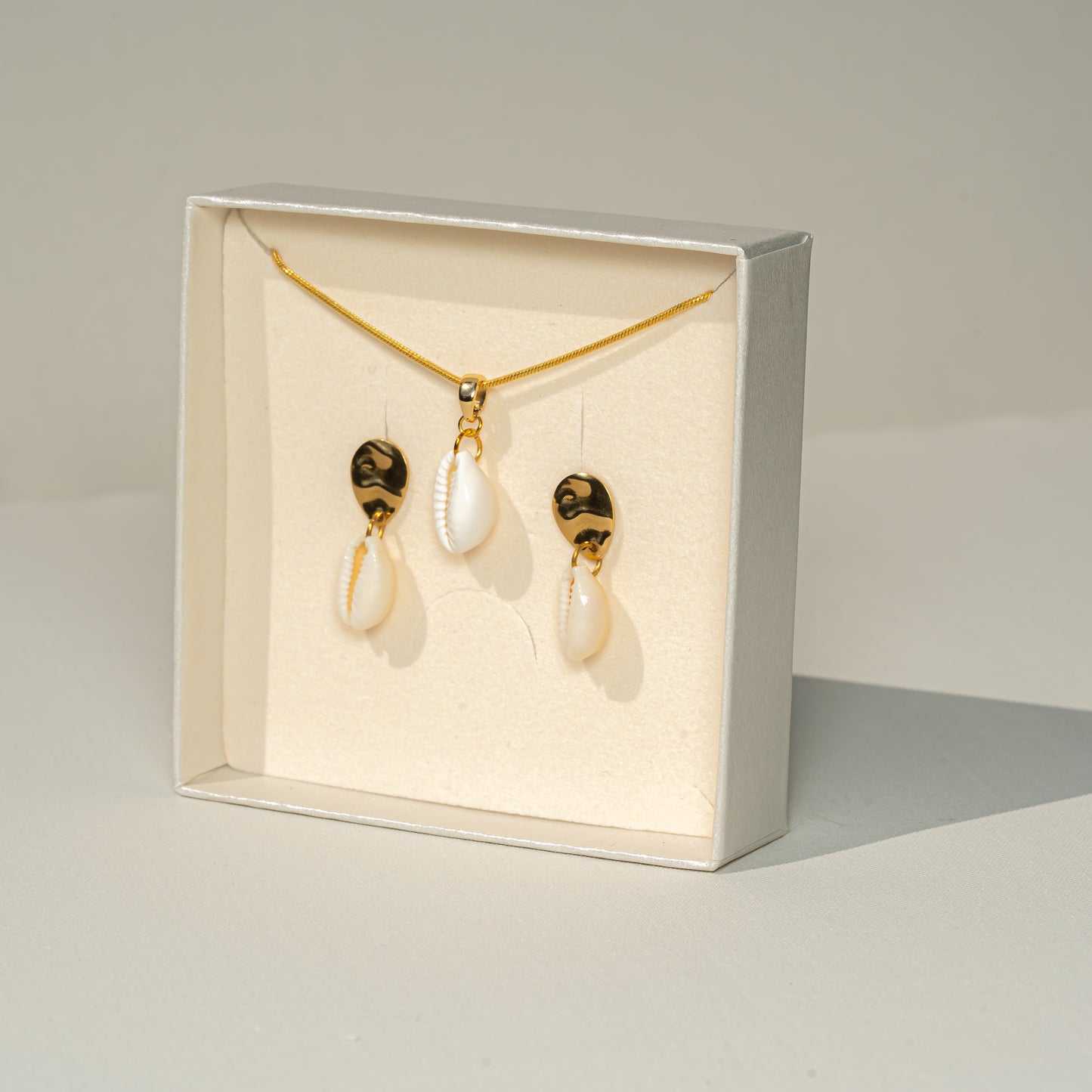 Set Kaurimuschel, Kette und Ohrringe, handmade