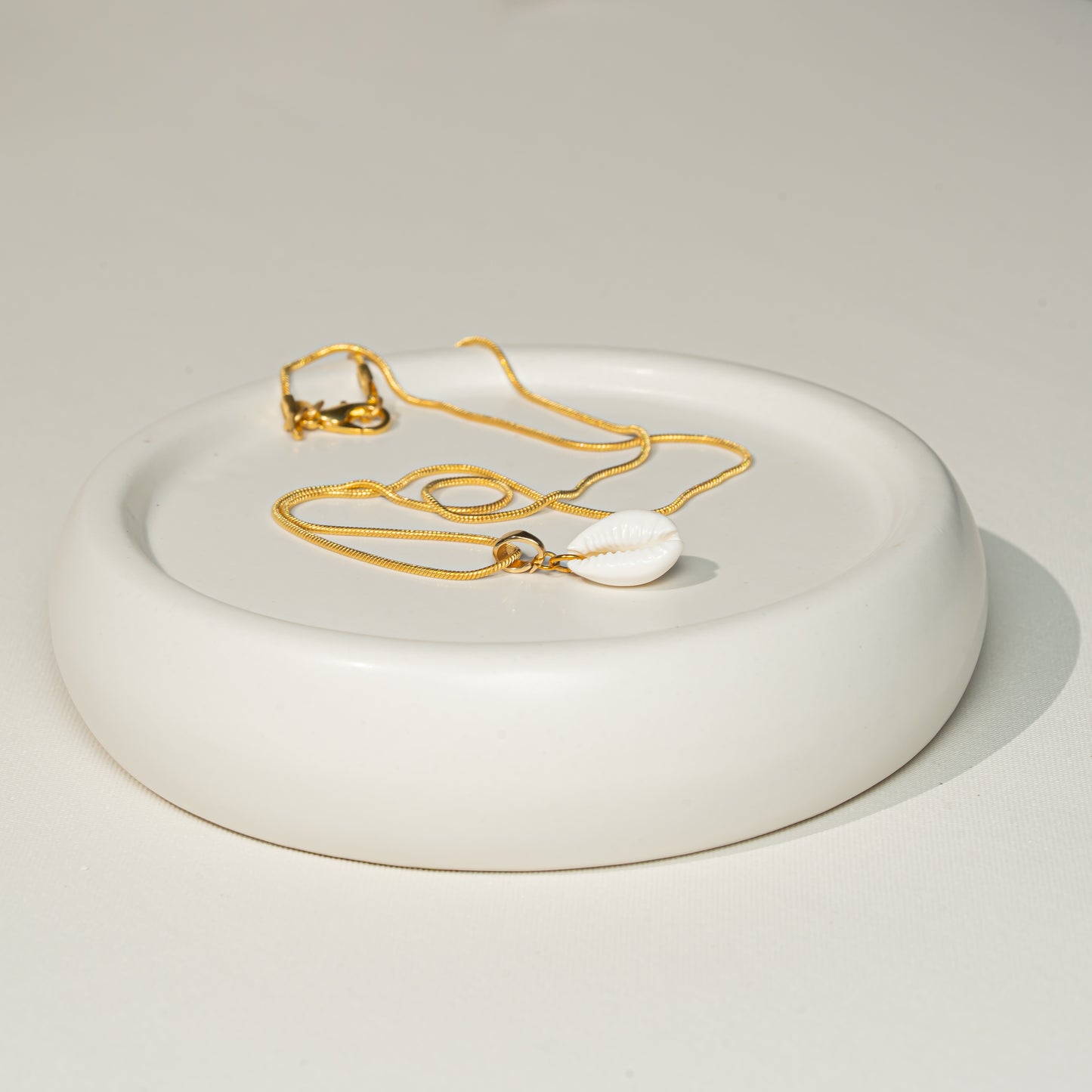 Kette mit Kaurimuschel, handmade