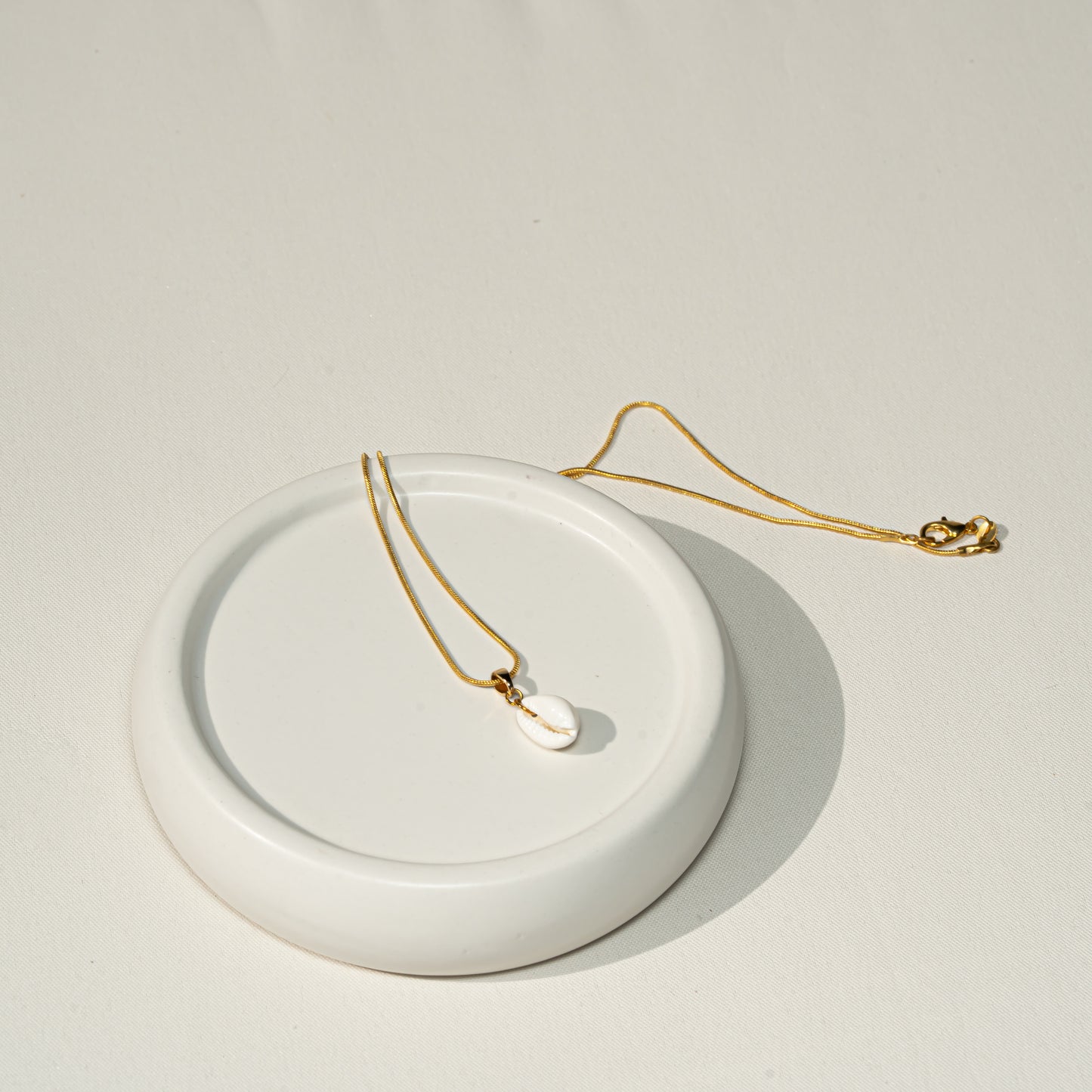Kette mit Kaurimuschel, handmade