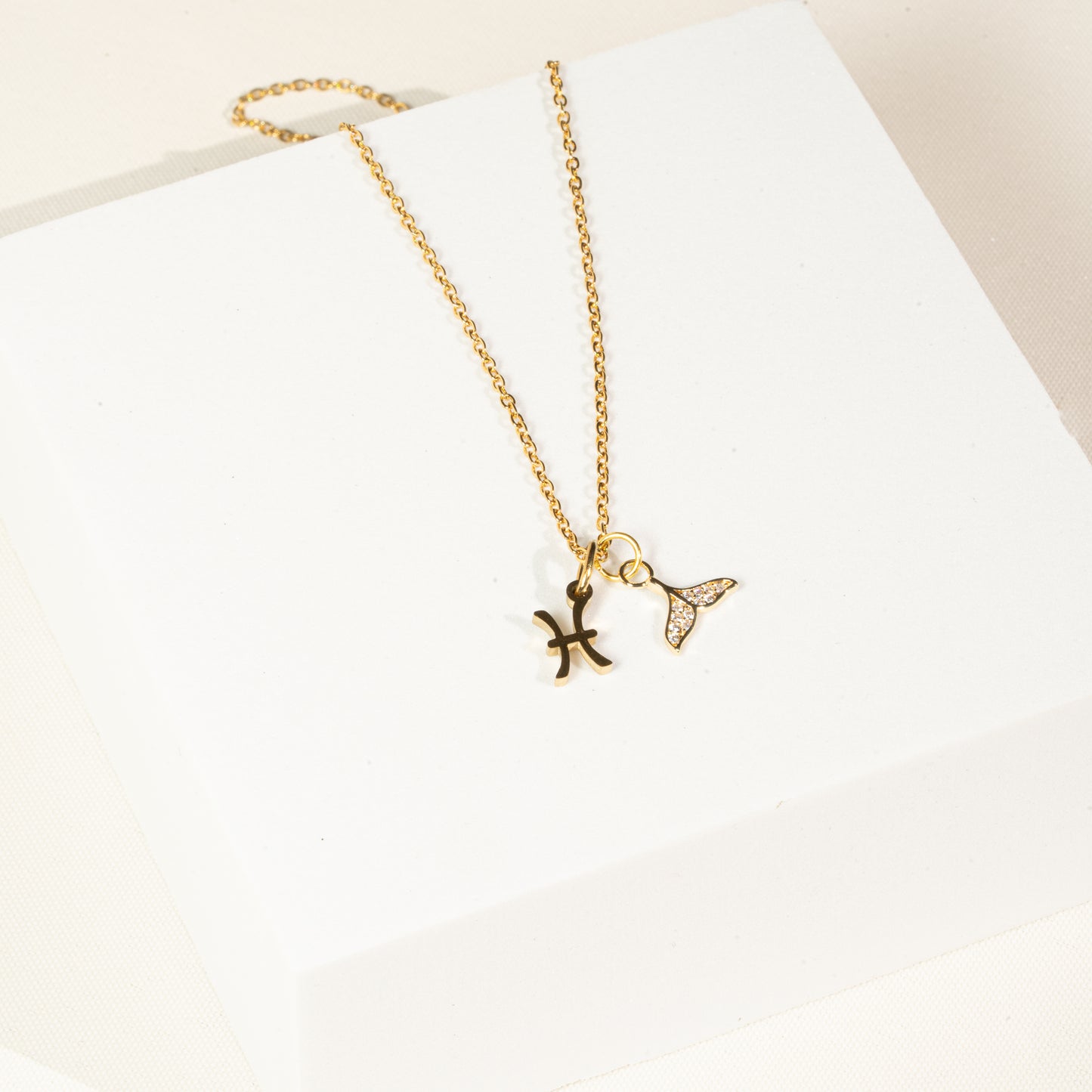 Kette 18K vergoldet mit Sternzeichen und Walflosse (personalisiert)