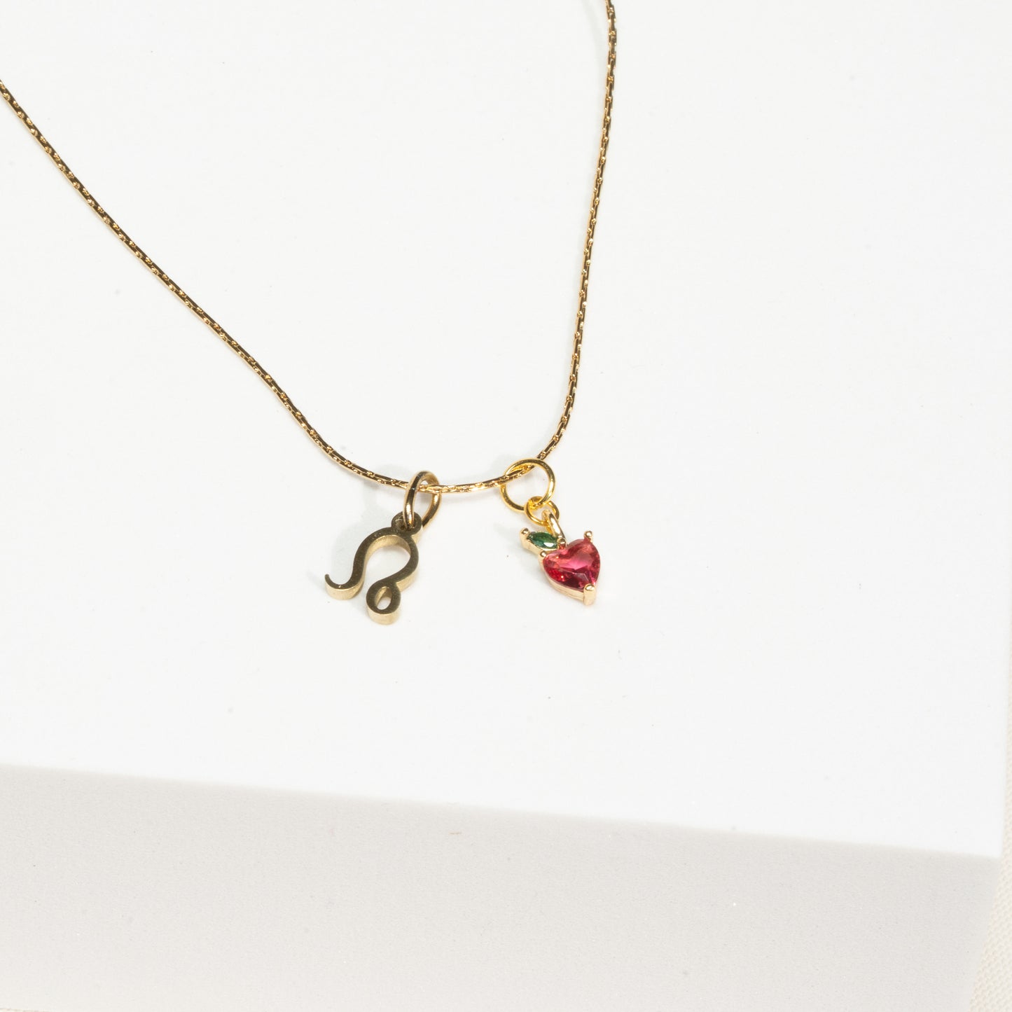 Kette 18K vergoldet mit Sternzeichen und Erdbeere (personalisiert)