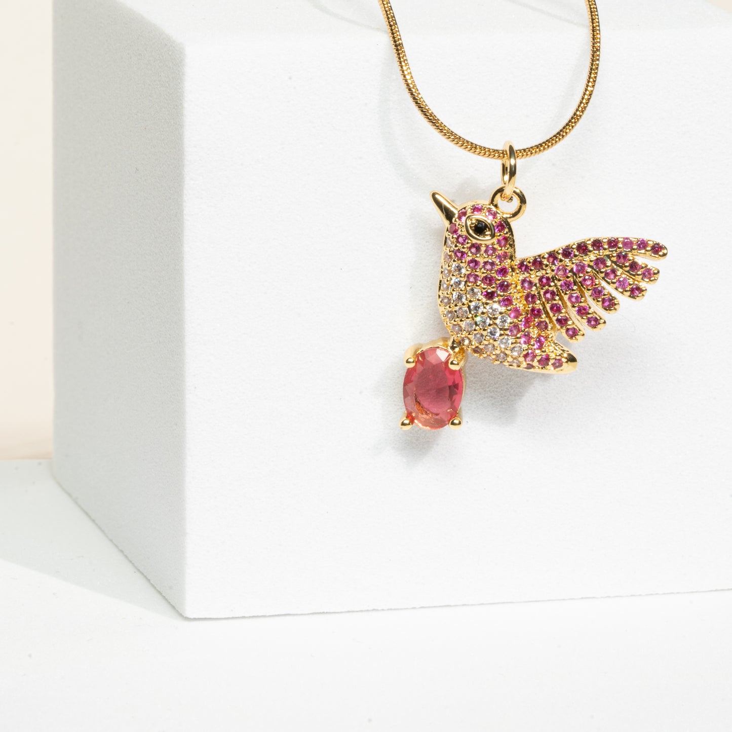 Kette 18K vergoldet mit Paradiesvogel mit pinken Zirkonia