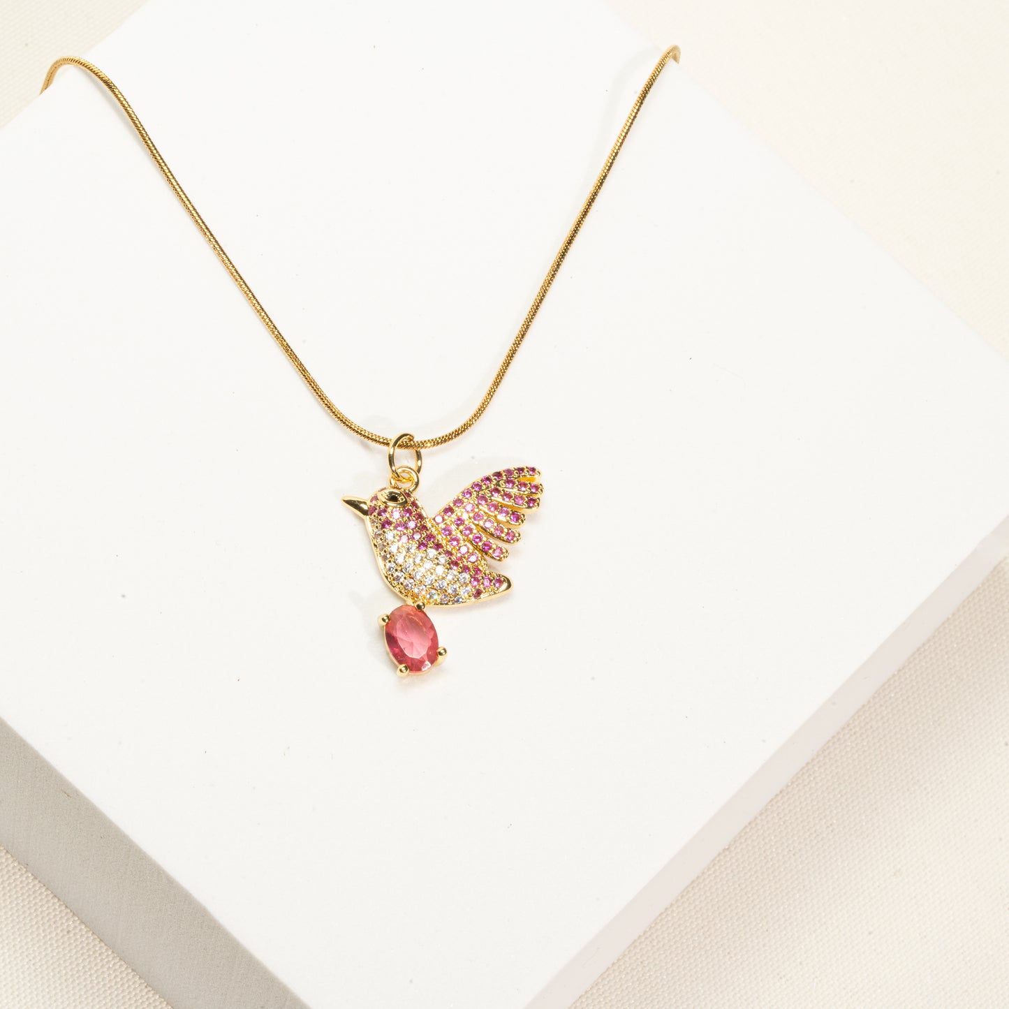 Kette 18K vergoldet mit Paradiesvogel mit pinken Zirkonia