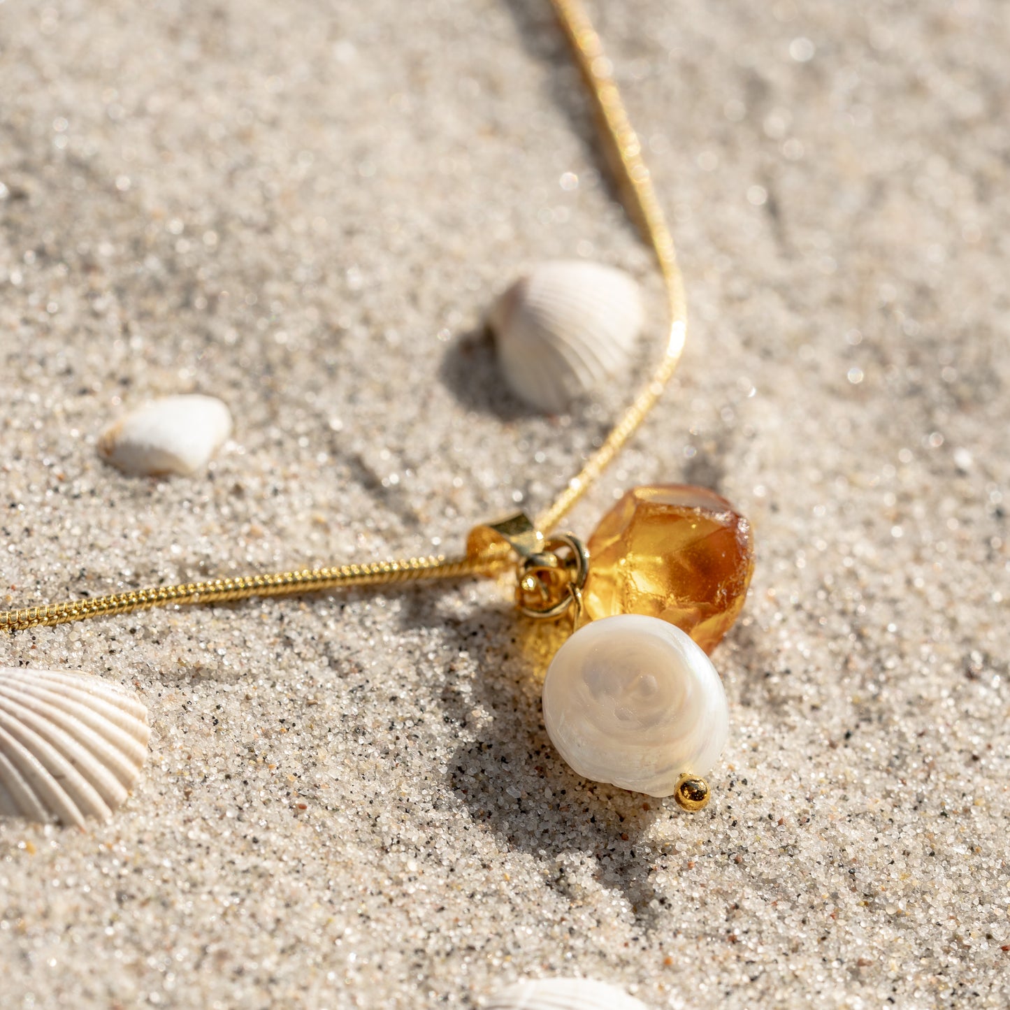 Kette mit Doppelanhänger aus Bernstein und Süsswasserperle