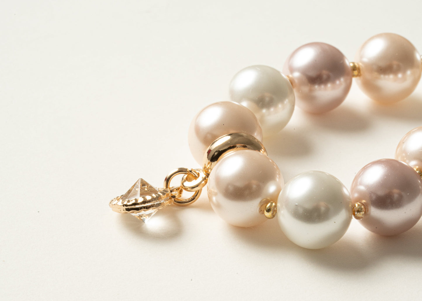 Perlenarmband mit rosa Perlen