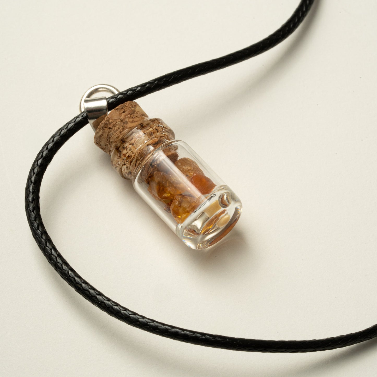 Kette mit Bernsteinflasche