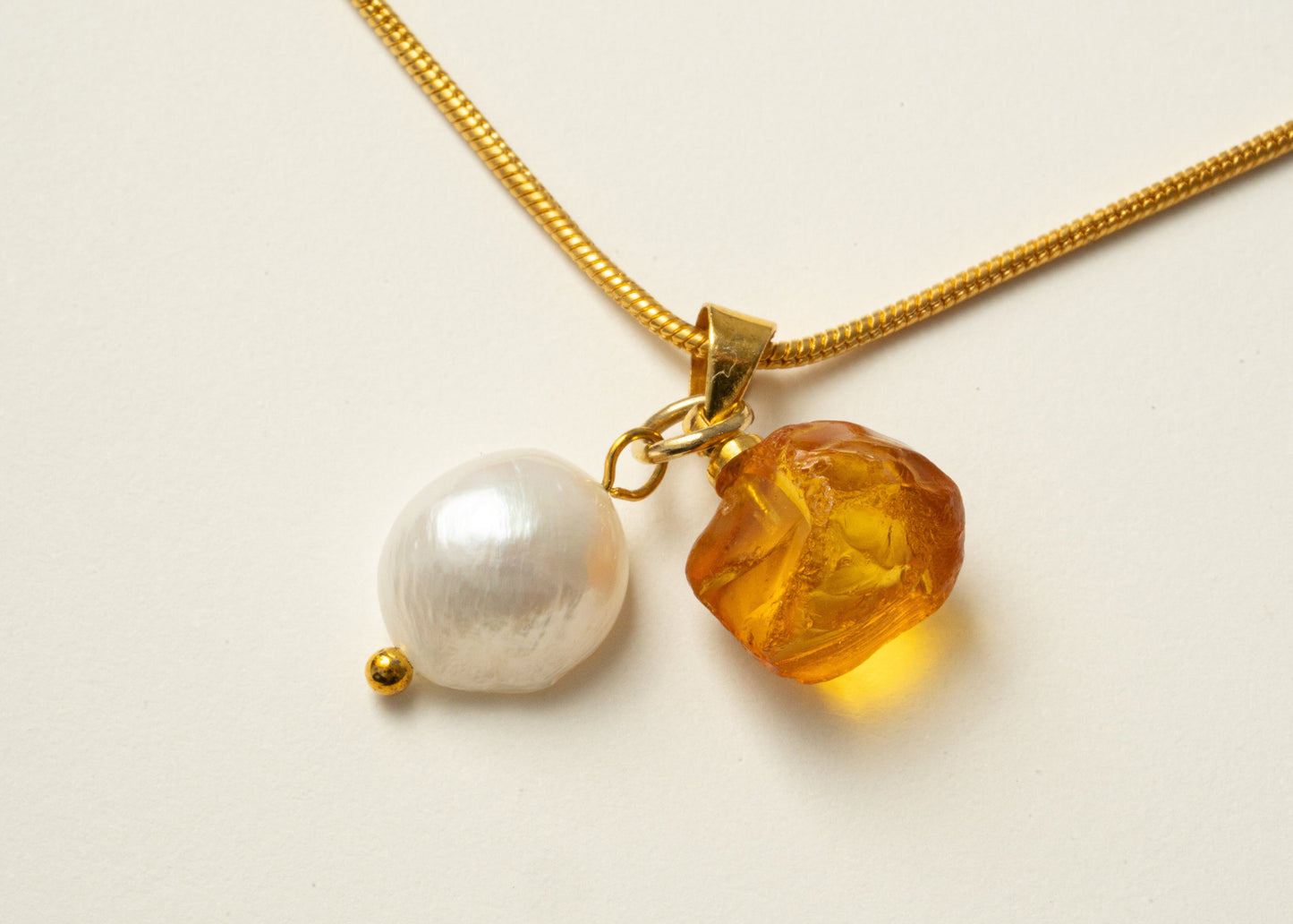 Kette mit Doppelanhänger aus Bernstein und Süsswasserperle