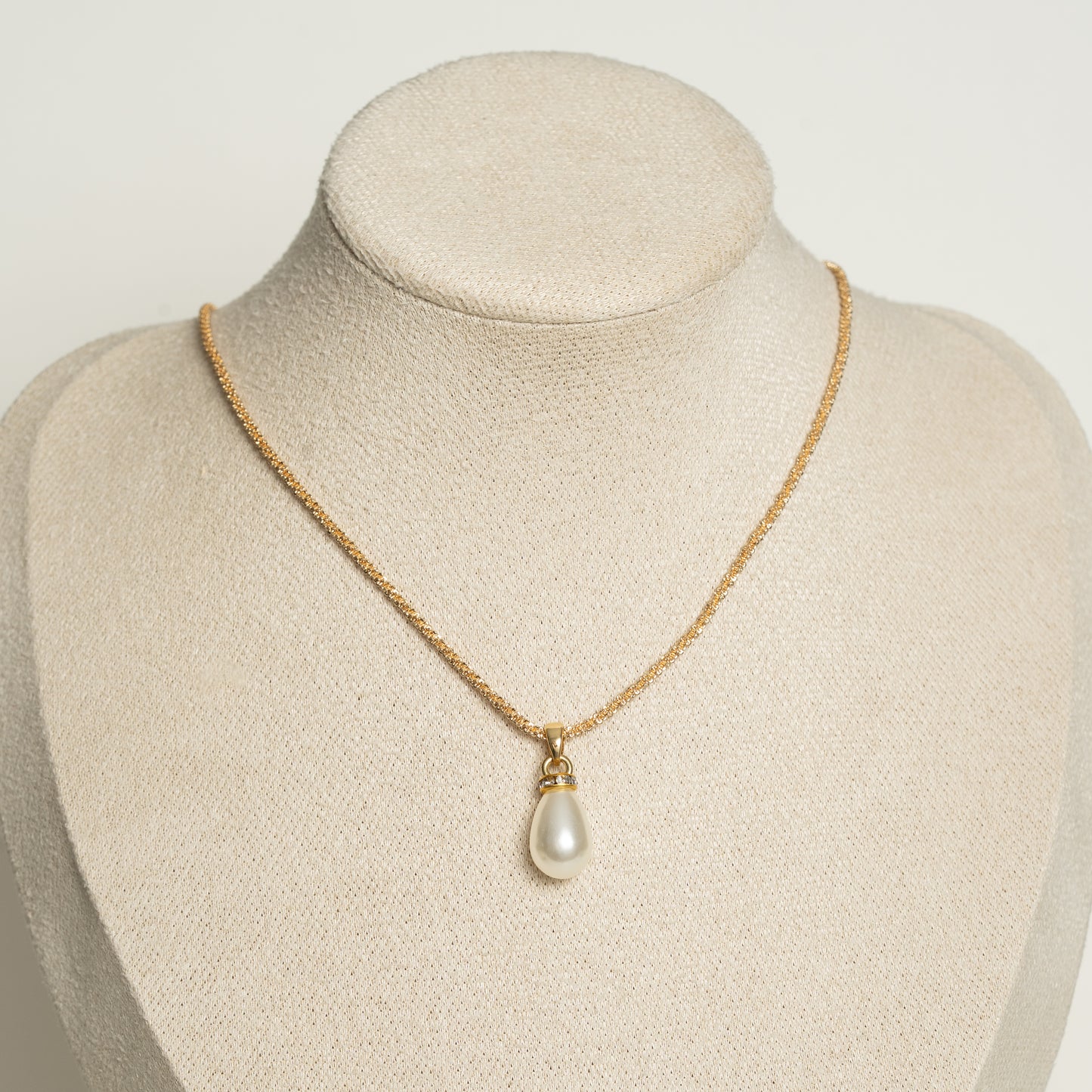 Glitterkette mit Anhänger mit weisser Perle und Strass