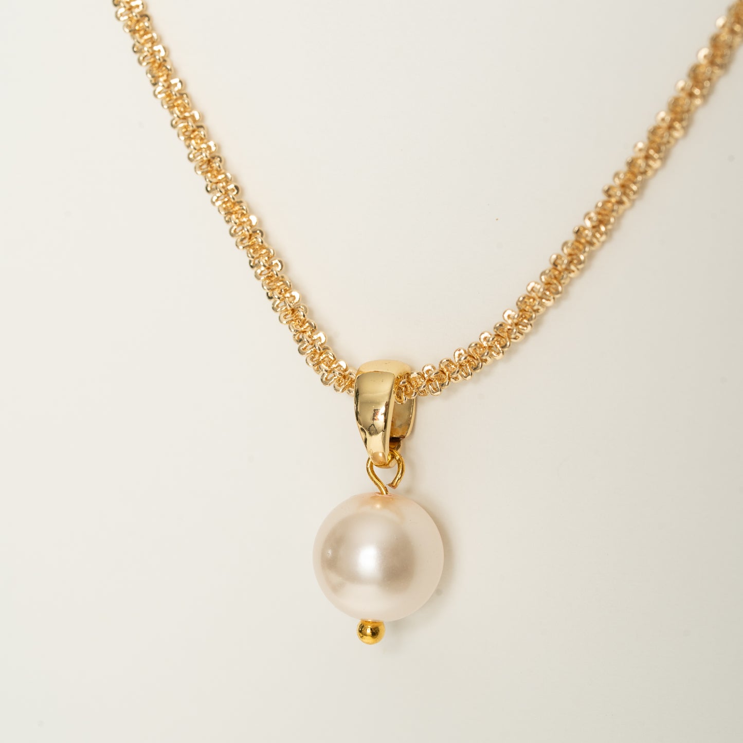 Goldfarbene Glitterlkette mit Perlenanhänger