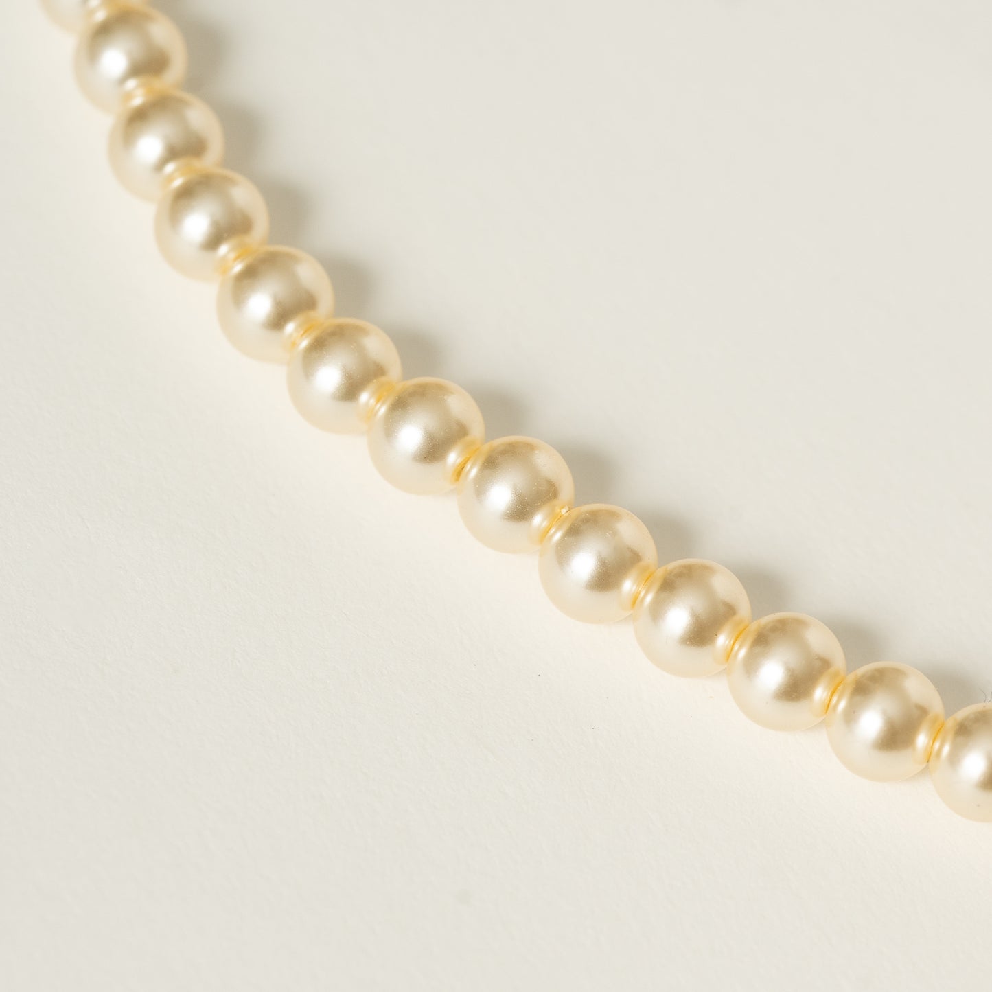 Klassische Perlenkette in champagner