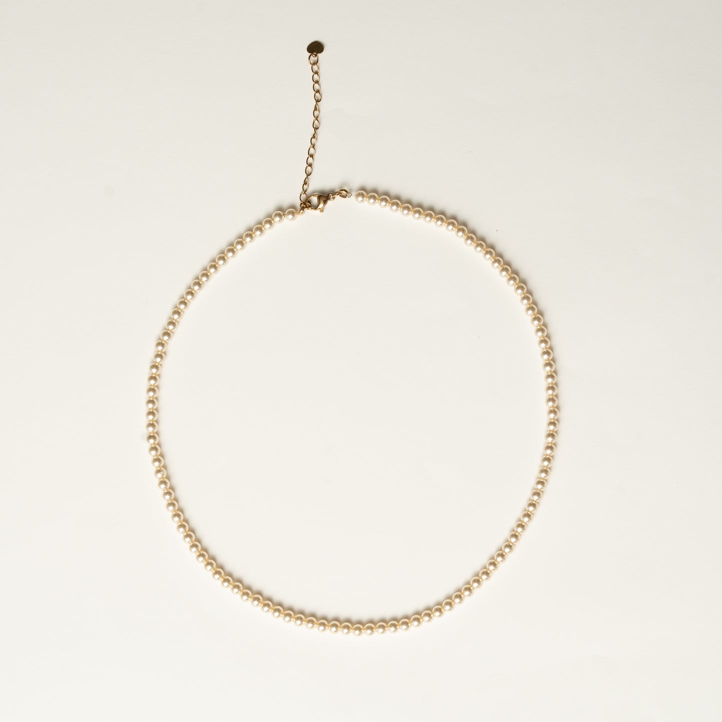 Klassische Perlenkette in champagner
