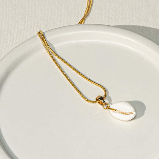Kette mit Kaurimuschel, handmade