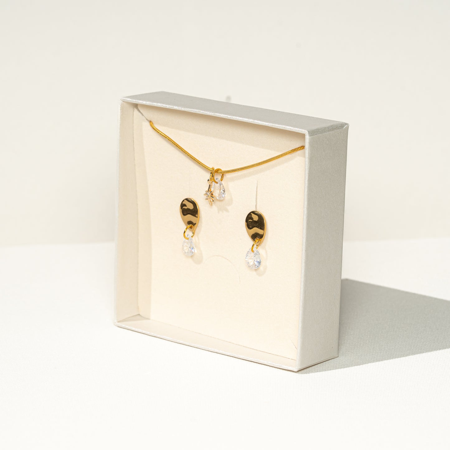 Kette 18K vergoldet mit Zirkonia und kleinem Stern, handmade