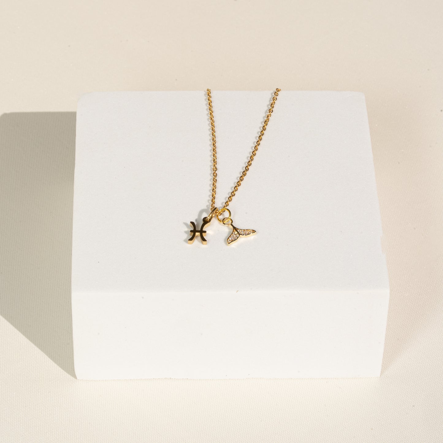 Kette 18K vergoldet mit Sternzeichen und Walflosse (personalisiert)