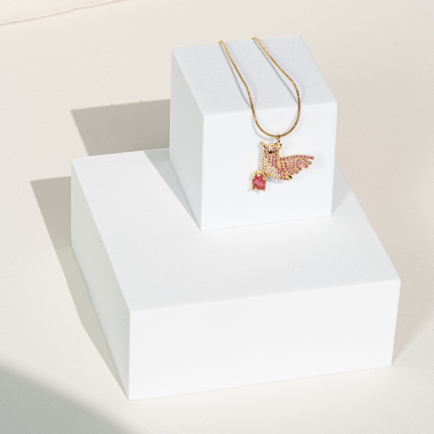 Kette 18K vergoldet mit Paradiesvogel mit pinken Zirkonia