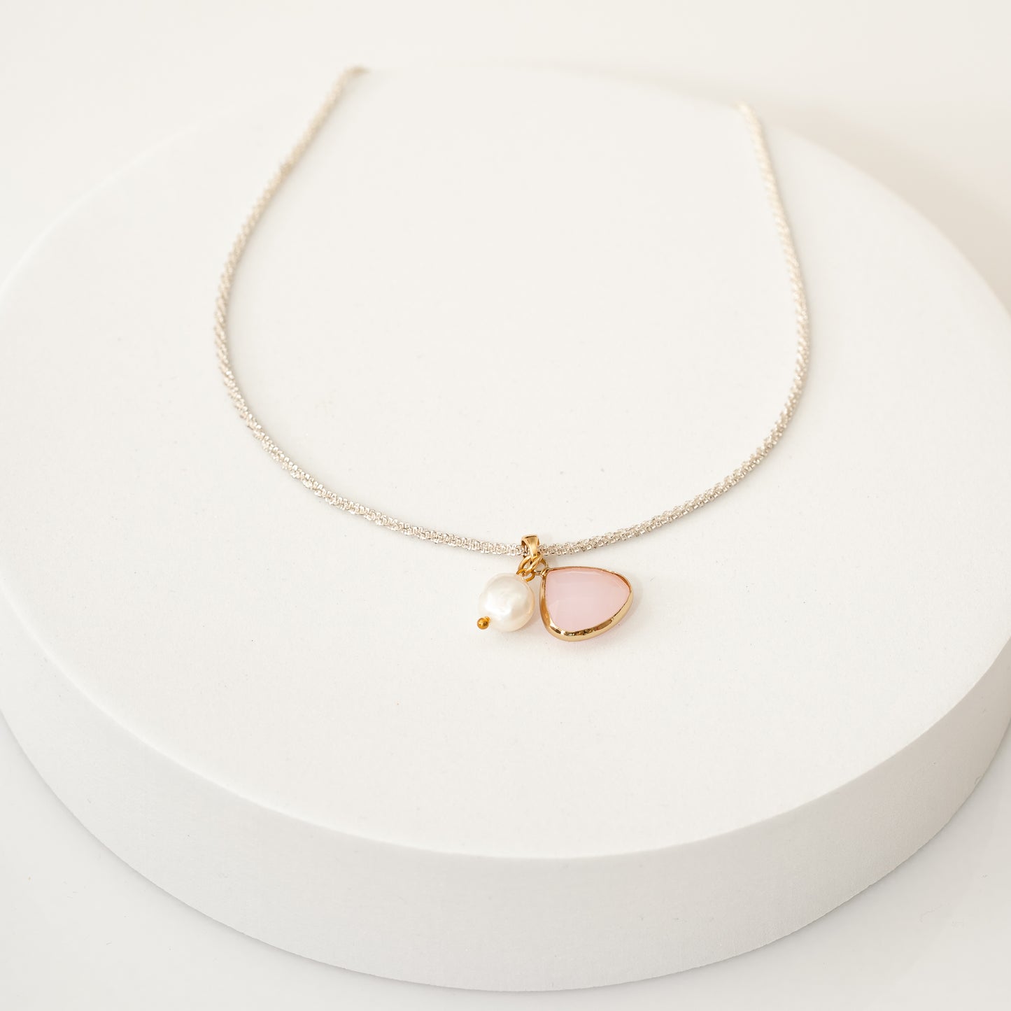 Collier pailleté en argent avec pendentif en verre rose et perle d'eau douce