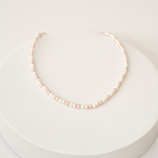 Klassische Perlenkette dreifarbig: weiss, rosé, champganer, handmade