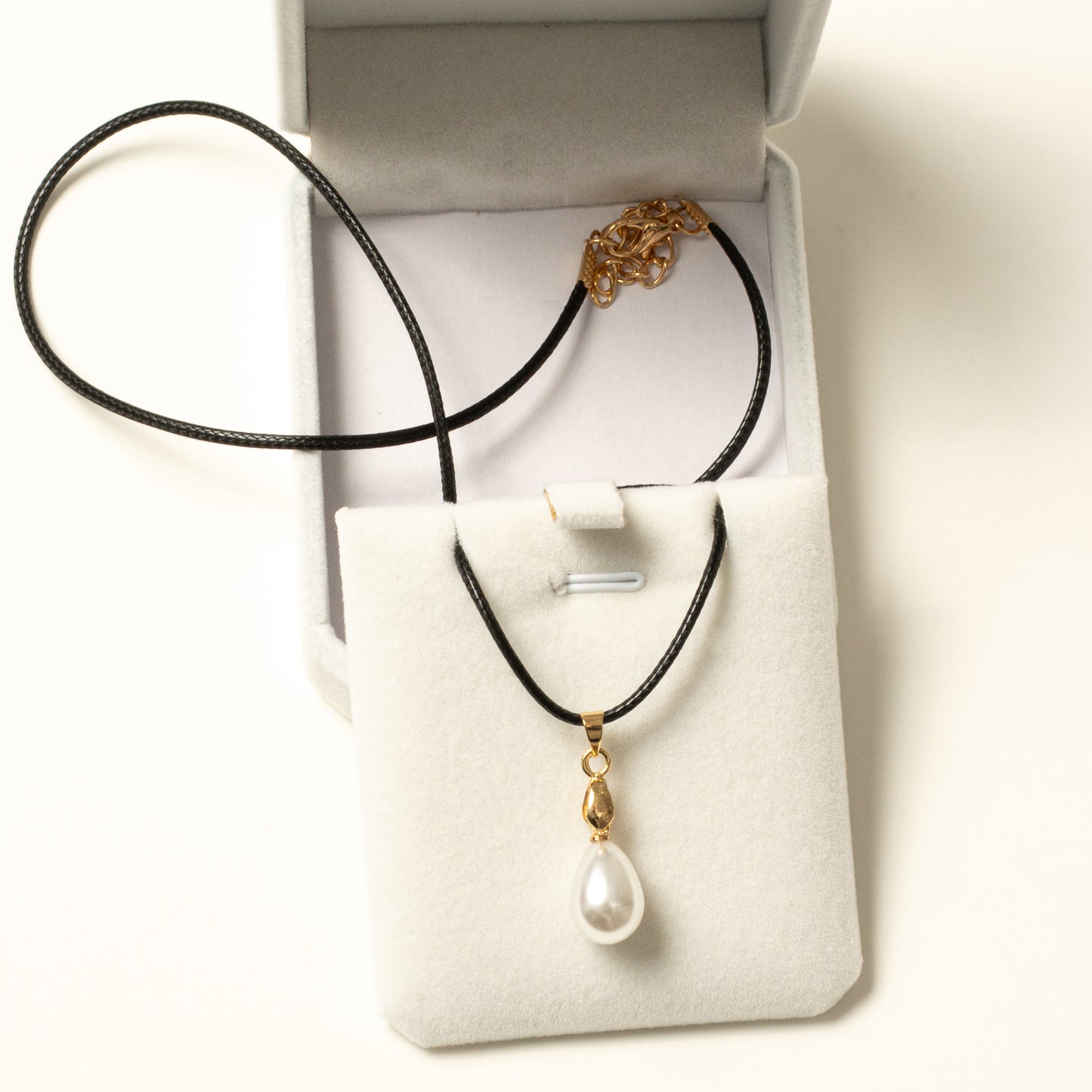 Pearl necklace with black leather strap