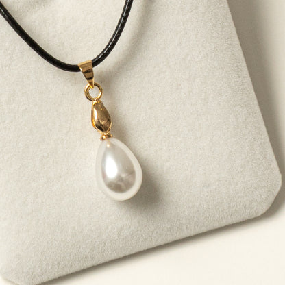 Pearl necklace with black leather strap